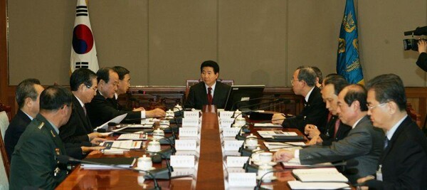 2006년 2월 노무현 대통령 주재로 열린 제1차 국가안전보장회의. 이 자리에서 노 대통령은 안보정책 목표를 '한반도 평화의 제도화'로 설정하고 이를 달성하기 위한 6대 과제를 선정하였다. 노무현 대통령 좌측으로 이종석 통일부장관 겸 NSC 상임위원장, 송민순 안보실장 겸 NSC 사무처장, 김승규 국가정보원장, 조영택 국무조정실장, 이상희 합참의장, 우측으로 이해찬 국무총리, 반기문 외통부장관, 윤광웅 국방부장관, 이병완 대통령 비서실장, 김병준 대통령 정책실장, 서주석 안보정책수석이 앉아있다. 노무현 사료관 제공