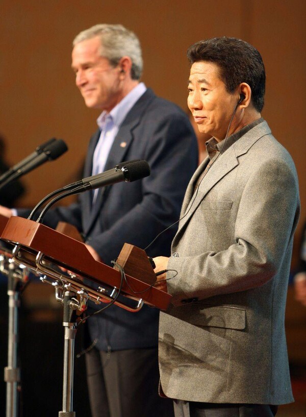 2005년11월 노무현 대통령과 조지 부시 미국 대통령이 경북 경주에서 한미정상회담을 마친뒤 공동기자회견을 갖고 있다. 노무현 사료관 제공