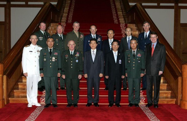 노무현 대통령은 2005년 6월 8일 리언 라포트 주한미군사령관을 비롯한 주한미군 고위장성 7명을 초청한 오찬간담회에서 “한국의 성공적인 민주주의와 시장경제 그리고 평화와 번영은 모두 한미동맹의 기초 위에 서 있다”며 “내가 대통령이 되고 난 뒤 한미동맹 관계에 많은 변화가 있었다. 피할 수 없는 변화이기는 하지만 그 변화를 감당하는 동안에 양국의 군 지휘부 모두가 매우 힘든 과정을 잘 겪어내 주었다”고 말했다. 노무현 사료관 제공