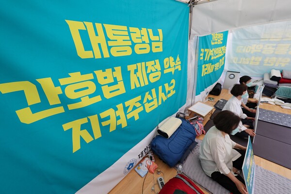 간호협회 대표단이 14일 오전 서울 중구 간협 회관 앞에서 간호법 공포 촉구 단식 농성을 이어가며 손팻말을 들고 있다. 2023.5.14. 연합뉴스.