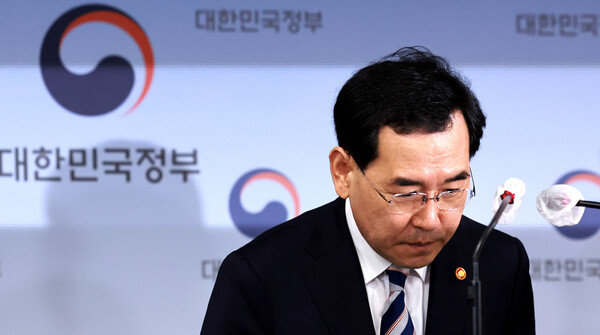 이창양 산업통상자원부 장관이 15일 정부서울청사에서 2023년도 2분기 전기·가스요금 인상안 발표를 마친 뒤 인사하고 있다. 2023.5.15. 연합뉴스