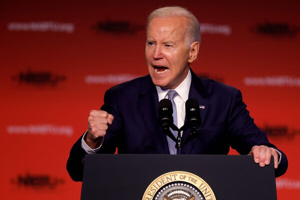 조 바이든 미국 대통령이 지난 달 25일 워싱턴의 워싱턴 힐튼 호텔에서 열린 북미 빌딩노조 입법회의장에서 연설을 하고 있다. 바이든 대통령은 이날 비디오 메시지를 내고 재선 출마를 공식 선언했다. 2023.4.25. AFP 연합뉴스