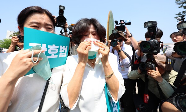 16일 오전 서울 용산 대통령 집무실 앞에서 간호사들이 간호법 촉구 기자회견이 끝난 뒤 눈물을 흘리고 있다. 이날 대통령은 간호법 제정안에 대해 거부권을 행사했다.