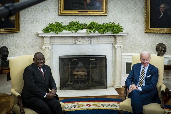 조 바이든 미국 대통령(오른쪽)이 지난해 9월 16일 백악관을 방문한 시릴 라마포사 남아공 대통령과 집무실에서 환담을 나누고 있다. 2022.9.16. EPA 연합뉴스 