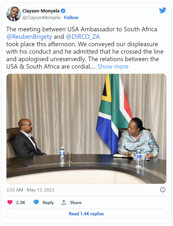 나레디 판도르 남아공 외교 장관(오른쪽)이 지난 12일 루벤 브리지티 미국 대사를 외교부 청사로 초치해 항의하고 있는 모습. 남아공 외교부가 트위터 계정이 올린 사진 및 성명 내용이다. 