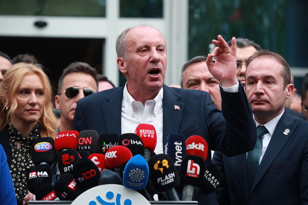 튀르키예 대통령 선거를 사흘 앞둔 11일(현지시각) 지지율 3위를 기록 중인 야권 2위 후보 무하람 인제 조국당 대표가 수도 앙카라에서 기자회견을 열고 후보 사퇴를 발표하고 있다. 이로써 야당인 공화인민당(CHP)의 케말 클르츠다로을루 대표에 지지율이 뒤처지고 있는 레제프 타이이프 에르도안 현 대통령은 더 큰 위기에 처하게 됐다. 2023.05.12. EPA 연합뉴스