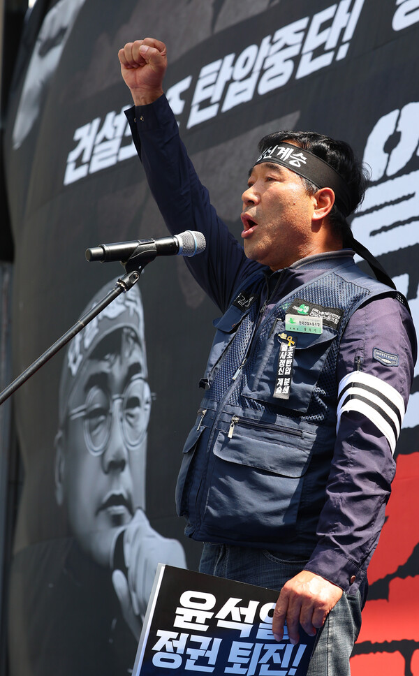 16일 오후 서울 세종대로에서 열린 건설노조 탄압 중단 촉구 총파업 결의대회에서 장옥기 건설노조위원장이 투쟁 구호를 외치고 있다. 2023.5.16. 연합뉴스