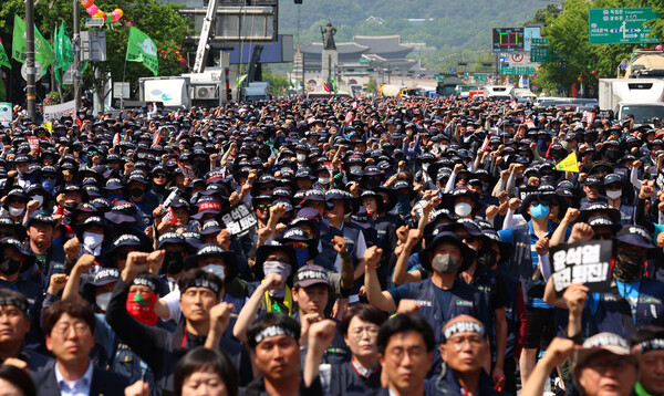 16일 오후 서울 세종대로에서 열린 건설노조 탄압 중단 촉구 총파업 결의대회에서 참가자들이 팔뚝질을 하며 구호를 외치고 있다. 2023.5.16. 연합뉴스