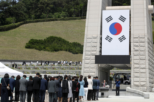 5·18 민주화운동 43주년을 이틀 앞둔 16일 광주 북구 운정동 국립 5·18민주묘지에 참배객의 발길이 이어지고 있다. 연합뉴스