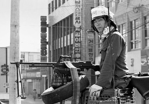 시민군. 1980년 5월 22일 기관총 뒤의 시민군은 근년에 신원이 확인된 차복환씨다. 눈빛출판사 제공