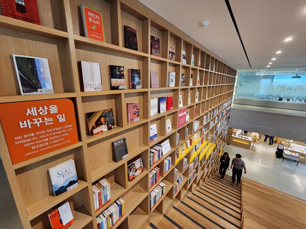 노무현 시민센터에서 가장 중요한 위치를 차지하고 있는 '노무현의 서재'. 2023.5.13. 민들레