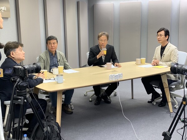 노무현시민센터 지하 2층의 스튜디오. 지난 13일 알릴레오 북스 14주기 추모특집 '대통령의 명연설'이 녹화되고 있다. 왼쪽부터 강원국 전 연설비서관, 백승권 작가, 윤태영 전 연설비서관, 유시민 전 이사장. 2023.5.13. 노무현재단