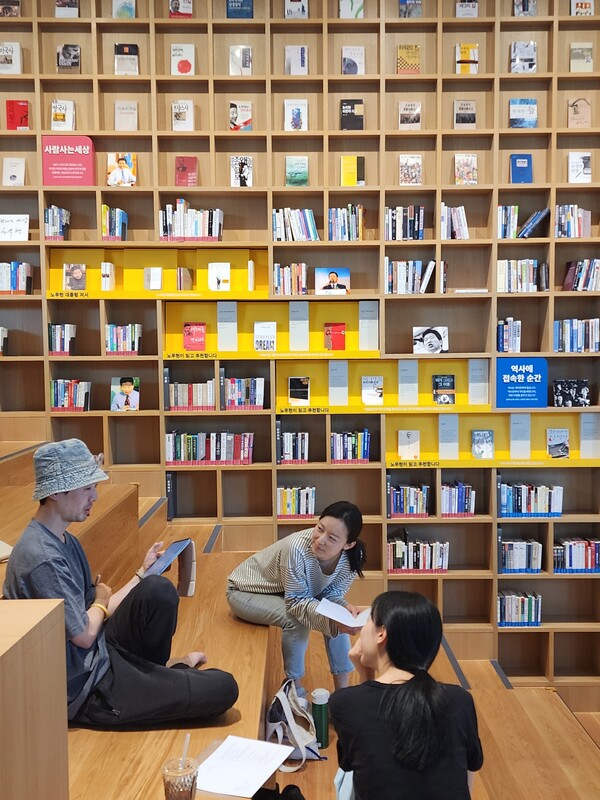 노무현시민센터에서는 5월 20일(토)~21일(일) 이틀 간 '사람사는 세상'을 주제로 한 3개의 연극이 센터 전역에서 공연되는 '제1회 짧은 연극제'가 열린다. '노무현의 서재' 공간에서 3부 공연작인 '계단을 오르내리는 마음, 책을 고르는 마음'을 준비하는 공연팀. 2023.5.16. 민들레