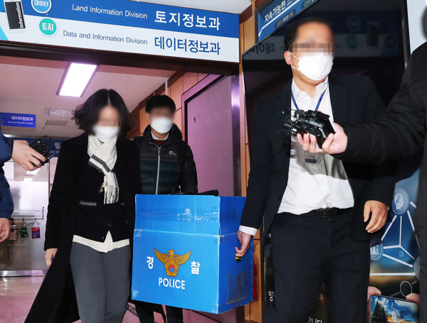 윤석열 국민의힘 대선후보 처가 회사의 경기 양평 공흥지구 개발사업 특혜 의혹을 수사 중인 경찰이 30일 오후 경기도 양평군청 압수수색 중 압수물을 옮기고 있다. 2021.12.30. 연합뉴스