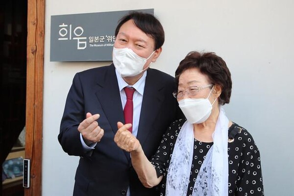 대선 당시 윤석열 예비후보가 위안부 피해자 이용수 할머니를 만나 '일본의 사과를 반드시  이끌어내겠다'는 약속을 하고  찍은 사진. 연합뉴스
