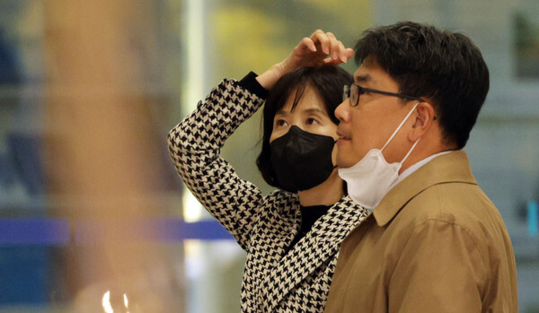 박은정 전 법무부 감찰담당관이 2022년 10월 19일 서울중앙지검에 들어서고 있다. 박 전 담당관은 윤석열 총장 감찰을 위해 서울중앙지검으로부터 한동훈 당시 검사장의 자료를 제공받은 것과 관련 검찰 수사를 받고 있다. 2022.10.19. 연합뉴스 자료사진