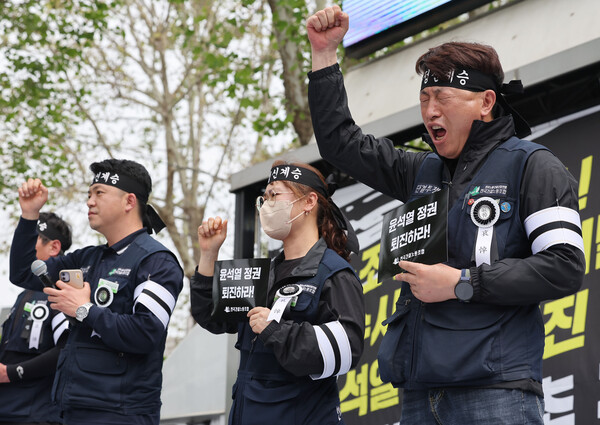 구속 전 피의자 심문을 앞두고 분신해 숨진 건설노조 강원지부 양회동 열사의 동료 노조원들이 4일 오후 서울 용산 대통령실 인근 한강대로에서 열린 민주노총 건설노조 정부규탄 총력투쟁 결의대회 중 구호를 외치고 있다. 2023.5.4. 연합뉴스