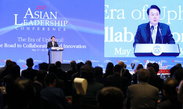 윤석열 대통령이 17일 서울 중구 신라호텔에서 열린 2023 아시안리더십콘퍼런스 개회식에서 축사하고 있다. 2023.5.17 [대통령실통신사진기자단] 연합뉴스