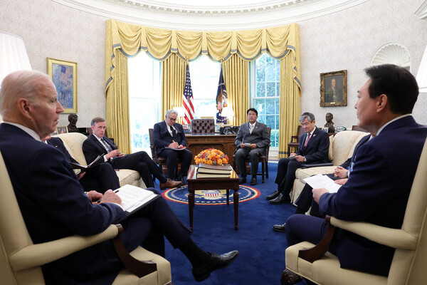 미국을 국빈 방문한 윤석열 대통령과 조 바이든 미국 대통령이 26일(현지시간) 워싱턴DC 백악관 오벌 오피스에서 한미 정상 소인수 회담을 하고 있다. 2023.4.27 [공동취재]. 연합뉴스