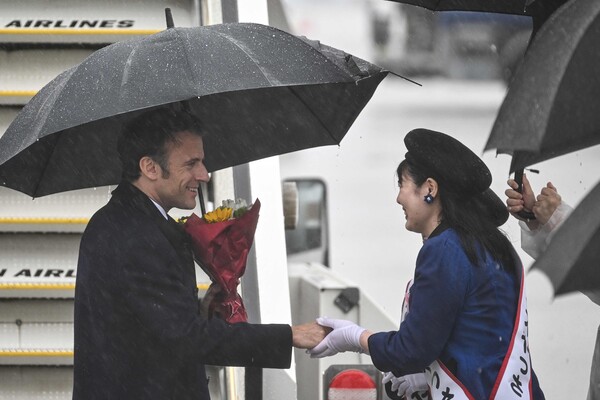 주요 7개국(G7) 정상회의 참석차 일본을 방문한 에마뉘엘 마크롱 프랑스 대통령(왼쪽)이 19일 히로시마현 미하라시의 히로시마 공항에 도착해 환영받고 있다. 이날 개막하는 G7 정상회의는 오는 21일까지 열린다. 2023.05.19. AFP 연합뉴스