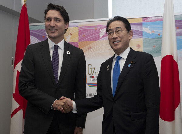 기시다 후미오 일본 총리(오른쪽)와 쥐스탱 트뤼도 캐나다 총리가 19일 일본 히로시마에서 양자 회담을 하기 전 악수하고 있다. 두 정상은 이날부터 사흘간 진행되는 주요 7개국(G7) 정상회의를 계기로 만났다. 2023.05.19. AP 연합뉴스