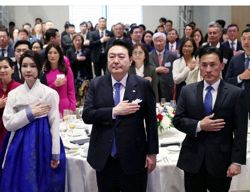 지난달 윤석열 대통령의 미국 방문중 워싱턴D.C.에서열린 재외동포 간담회에 참석한 박민식 보훈처장(맨오른쪽)이 윤대통령, 김건희 씨와 함께 국기에 대한 경례를 하고 있다. 박민식 보훈처장 페이스북