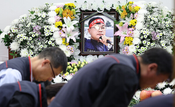 민주노총 양경수 위원장이 4일 오후 서울 종로구 서울대병원 장례식장에 마련된 민주노총 건설노조 강원지부 간부 양회동씨 빈소를 찾아 조문하고 있다. 2023.5.4. 연합뉴스