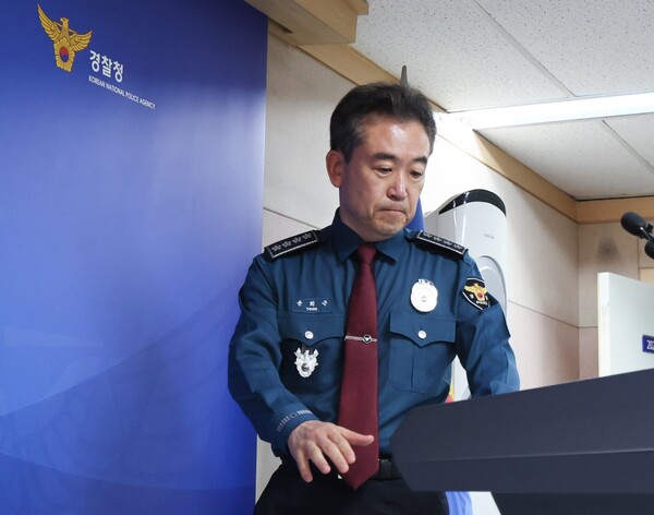 윤희근 경찰청장이 18일 서울 서대문구 경찰청에서 건설노조 집회에 대한 입장을 발표하기 위해 단상에 오르고 있다. 2023.5.18. 연합뉴스.