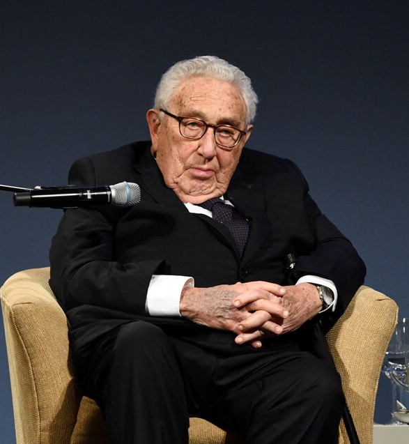 키신저 전 장관이 2020년 1월 21일 독일 베를린 샤를로텐부르크 궁전에서 열린 아메리카 아카데미 어워드 시상식에 참석한 모습. 2023.01.12 [로이터 연합뉴스 자료사진]