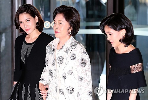 홍라희 전 리움미술관장(가운데)과 이부진 호텔신라 사장(오른쪽), 이서현 삼성복지재단 이사장.연합뉴스 자료사진