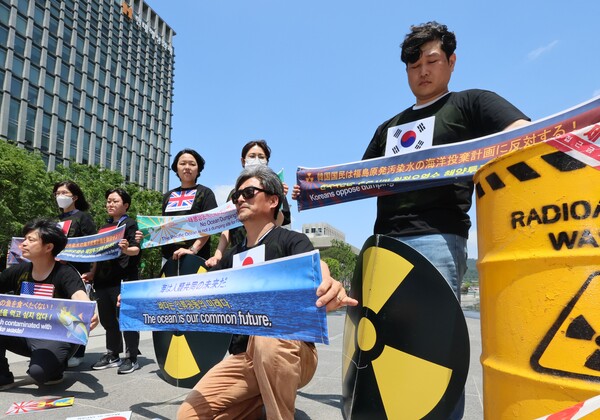 환경보건시민센터 회원들이 19일 서울 종로구 광화문광장에서 열린 G7 후쿠시마 원전 오염수 투기 반대의사 촉구 기자회견에서 팻말을 들고 있다. 2023.5.19 연합뉴스