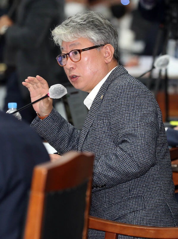더불어민주당 조응천 의원이 17일 오전 경북 안동시 경북도청에서 열린 국회 행정안전위원회의 국정감사에서 이철우 경북지사에게 질의하고 있다. 2022.10.17. 연합뉴스