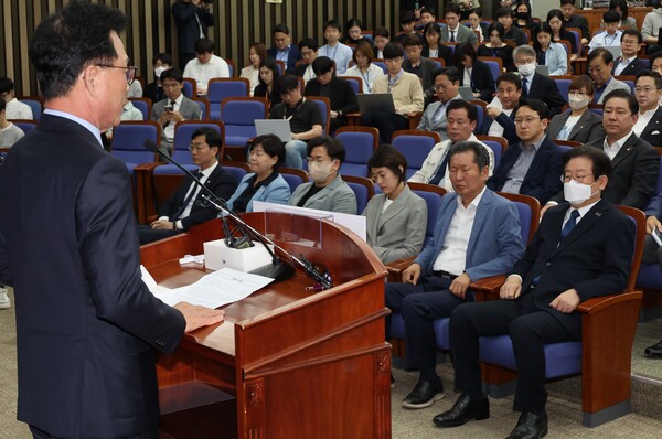 민주당 이재명 대표가 14일 국회에서 열린 당 의원총회에서 박광온 원내대표의 발언을 듣고 있다. 2023.5.14. 연합뉴스