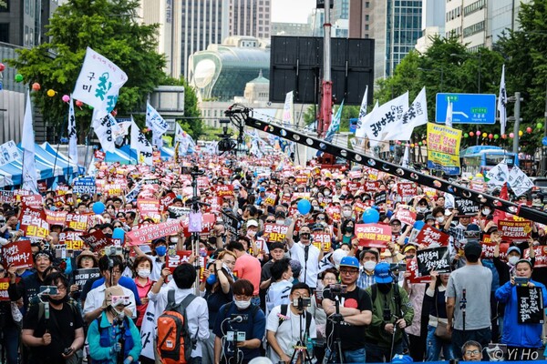 촛불승리전환행동(촛불행동)은 20일 서울 지하철 시청역~숭례문 앞 대로 구간에서 40차 촛불대행진을 개최했다. 2023.5.20. 사진 이호 작가