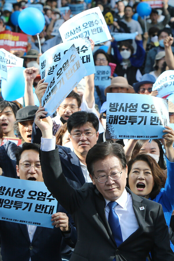 더불어민주당 이재명 대표가 20일 오후 서울 중구 한국프레스센터 인근 세종대로에서 열린 '일본 방사성 오염수 해양투기 저지 전국 행동의 날'에 참석해 서울광장 방향으로 행진하고 있다. 2023.5.20. [공동취재] 연합뉴스