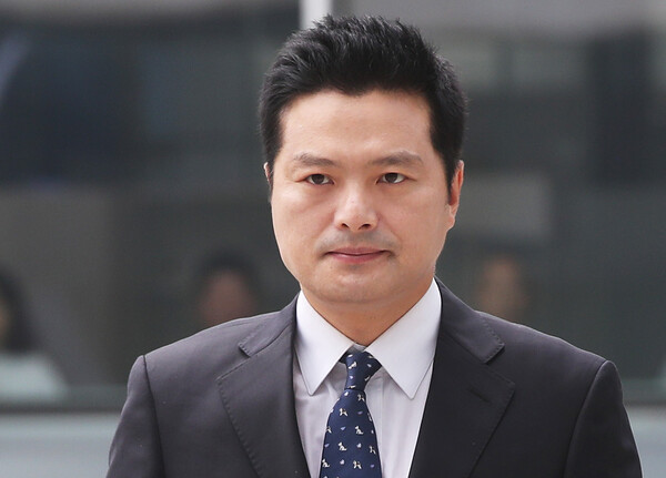 공무상 비밀누설 혐의로 기소된 김태우 전 검찰 수사관이 14일 오전 경기도 수원시 영통구 수원지방법원에서 열린 첫 공판에 출석하고 있다. 2019.6.14. 연합뉴스