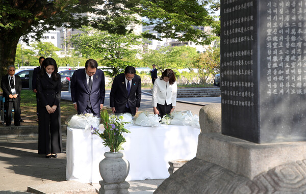 G7 정상회의 참관국 자격으로 일본을 방문 중인 윤석열 대통령과 부인 김건희 여사, 기시다 후미오 일본 총리와 부인 기시다 유코 여사가 21일 히로시마 평화기념공원 내 한국인 원폭 희생자 위령비를 참배하고 있다. 2023.5.21. 연합뉴스
