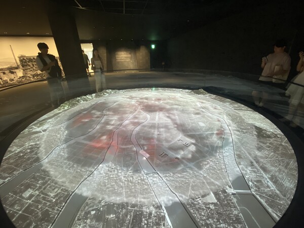 원폭 투하 당시 히로시마 덮친 버섯구름. 원자폭탄 피해의 참상을 알리는 히로시마 평화기념자료관에서 지난 18일 관람객이 투하 당시 모습을 재현한 전시물을 살펴보고 있다. 2023 05.18 연합뉴스