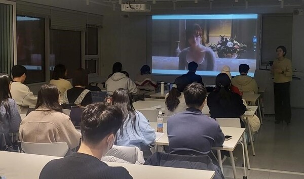 MBC저널리즘스쿨 교양특강은 예술 등 인문사회학 전 분야를 섭렵한다. 허효정 강사가 영화 '오만과 편견'에 삽입된 음악을 들려주며 클래식 음악사를 강연하고 있다. © 정희원