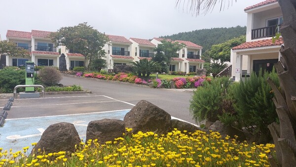 왼쪽에 ‘초집중 언론인 양성과정’ 기숙사로도 활용된 키아오라리조트 객실, 오른쪽에 한미리스쿨 강연장 등으로 쓰이는 카페가 조금 보인다. © 이봉수