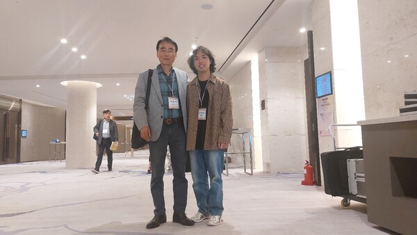 ‘초집중 언론인 양성과정’ 1기생인 김명근 제주대 언론홍보학과 학생을 학술대회장에서 우연히 만났다. 그는 유튜브 방송 스태프로 일하고 있었다. © 이봉수