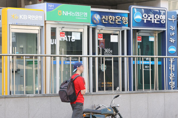 22일 은행권에 따르면 5대 은행(KB국민·신한·하나·우리·NH농협)의 4월 말 원화 대출 연체율이 평균 0.304%로 전월 대비 0.032%p, 작년 4월 대비 0.118%p 올랐다. 사진은 서울 시내 현금인출기. 2023.4.2. 연합뉴스