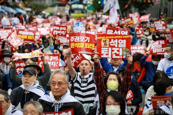 13일 서울 시청앞에서 열린 39차 촛불대행진에 참석한 시민들이 연사의 발언을 경청하고 있다.2023.5.13.사진작가 이호