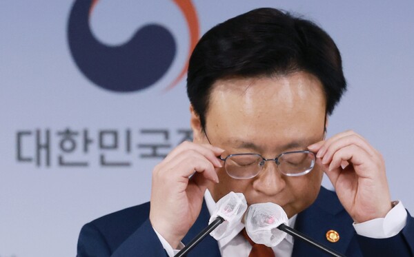 조규홍 보건복지부 장관이 16일 정부서울청사에서 간호법안 관련 국무회의 의결 결과를 발표하기에 앞서 안경을 고쳐 쓰고 있다. 2023.5.16. 연합뉴스.