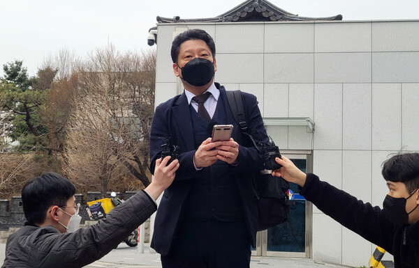 김한메 사법정의바로세우기시민행동 대표가 23일 오후 경기 수원시 경기남부경찰청 앞에서 윤석열 제20대 대통령 당선인의 처가 비리인 양평 공흥지구 특혜 의혹 사건의 고발인 조사에 출석하기 전 기자회견을 하고 있다. 2022.3.23. 연합뉴스