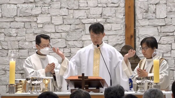 천주교정의구현전국사제단은 22일 오후 7시 30분부터 경기 의정부시 주교좌의정부 성당에서 최재영 신부 주례로 '친일매국 검찰독재정권 퇴진과 주권회복을 위한 월요시국기도회'를 봉헌했다. 2023.5.22. 천주교정의구현전국사제단 유튜브 생중계 갈무리