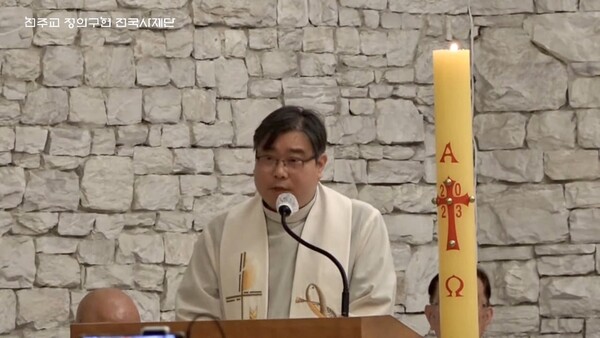 천주교정의구현전국사제단은 22일 오후 7시 30분부터 경기 의정부시 주교좌의정부 성당에서 최재영 신부 주례로 '친일매국 검찰독재정권 퇴진과 주권회복을 위한 월요시국기도회'를 봉헌했다. 원동일 신부가 강론을 하는 모습. 2023.5.22. 천주교정의구현전국사제단 유튜브 생중계 갈무리