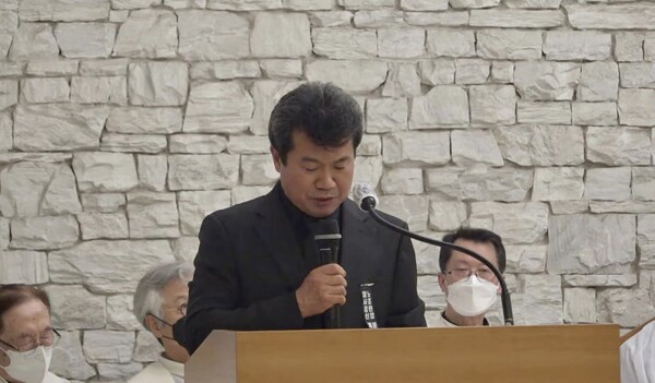 천주교정의구현전국사제단은 22일 오후 7시 30분부터 경기 의정부시 주교좌의정부 성당에서 최재영 신부 주례로 '친일매국 검찰독재정권 퇴진과 주권회복을 위한 월요시국기도회'를 봉헌했다. 고 양회동 열사 친형 양회선 씨가 연대발언을 하는 모습. 2023.5.22. 유튜브 채널 바하달사TV 갈무리