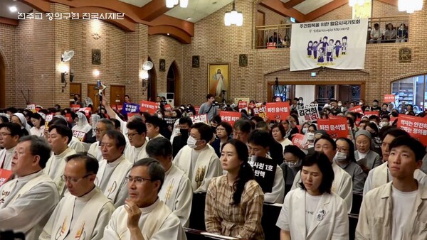 천주교정의구현전국사제단은 22일 오후 7시 30분부터 경기 의정부시 주교좌의정부 성당에서 최재영 신부 주례로 '친일매국 검찰독재정권 퇴진과 주권회복을 위한 월요시국기도회'를 봉헌했다. 2023.5.22. 천주교정의구현전국사제단 유튜브 생중계 갈무리