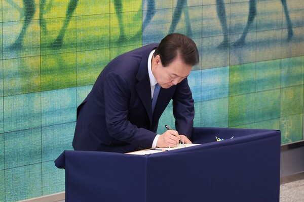 주요 7개국(G7) 정상회의 참석차 일본을 방문한 윤석열 대통령이 21일 히로시마 평화기념공원을 방문해 방명록에 서명하고 있다. 윤 대통령은 이날 기시다 후미오 일본 총리와 함께 히로시마 평화기념공원 내에 있는 한국인 원폭 희생자 위령비를 참배했다. [일본 외무성 제공] 2023.05.21. AFP 연합뉴스